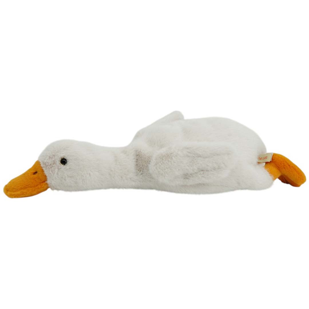 one love verzwaarde pluchen gans, liggend op de buik.