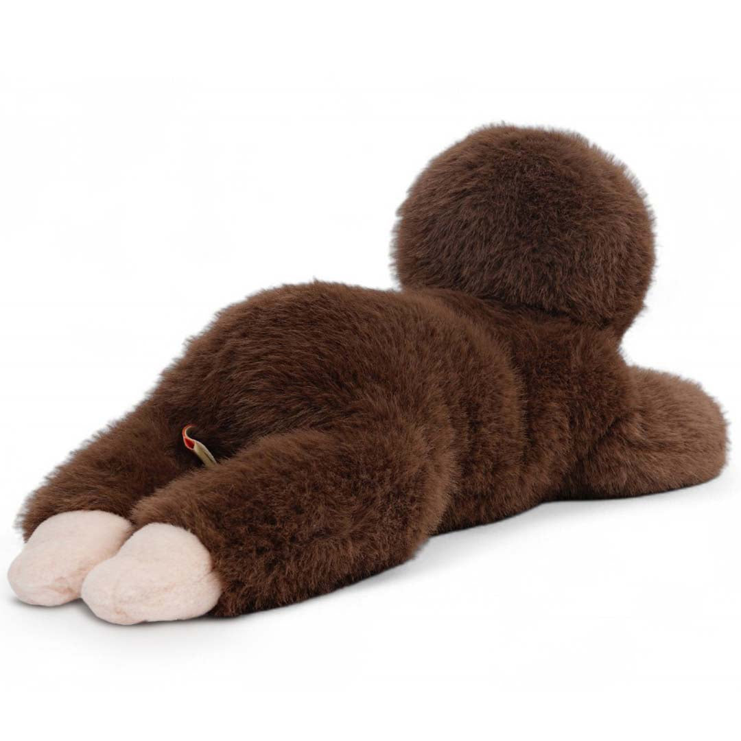 one love pluchen luiaard knuffel Ollie, achteraanzicht liggend op zijn buik.