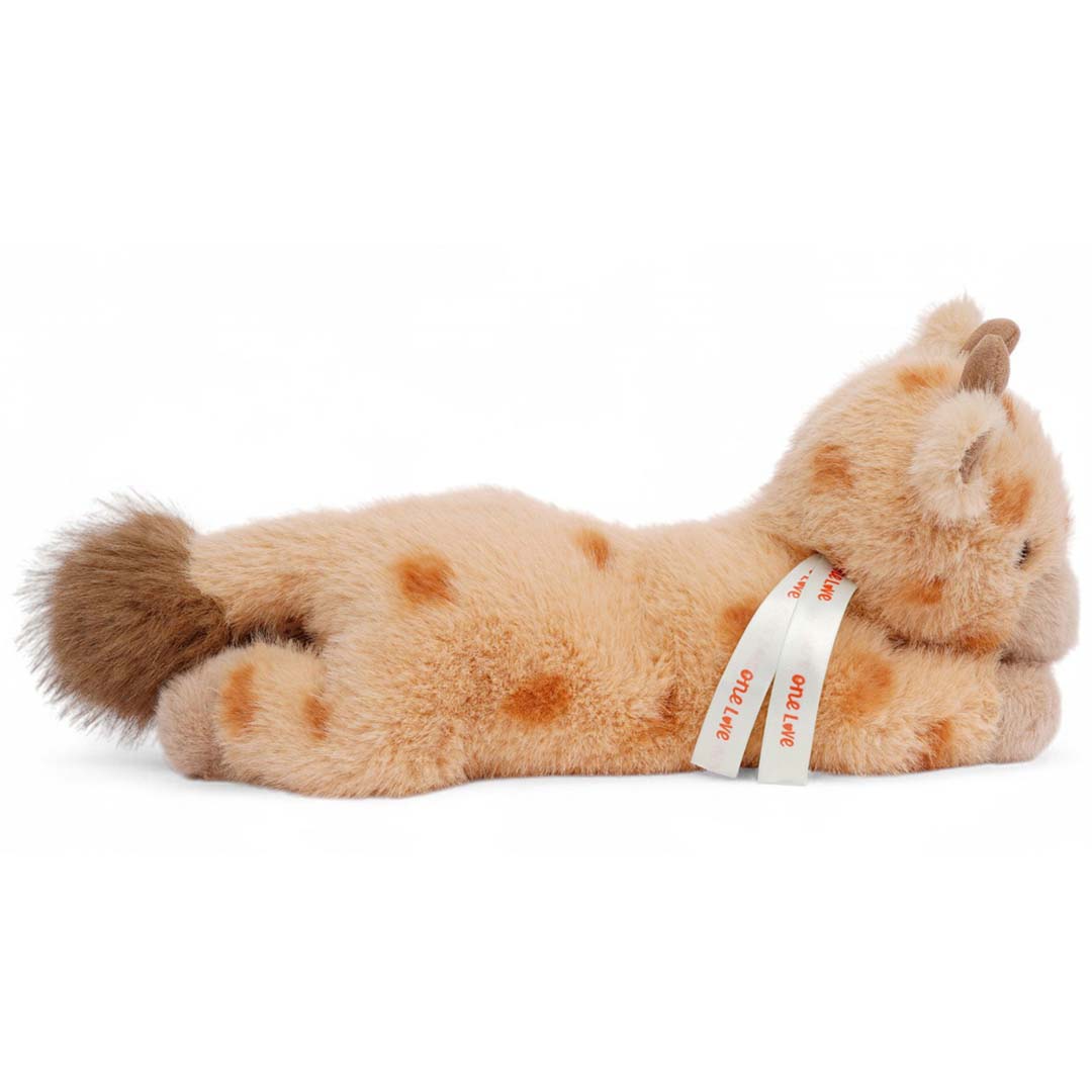 one love pluchen verzwaarde knuffel giraf Willow ligt op haar linkerzij met een wit lint om de nek.