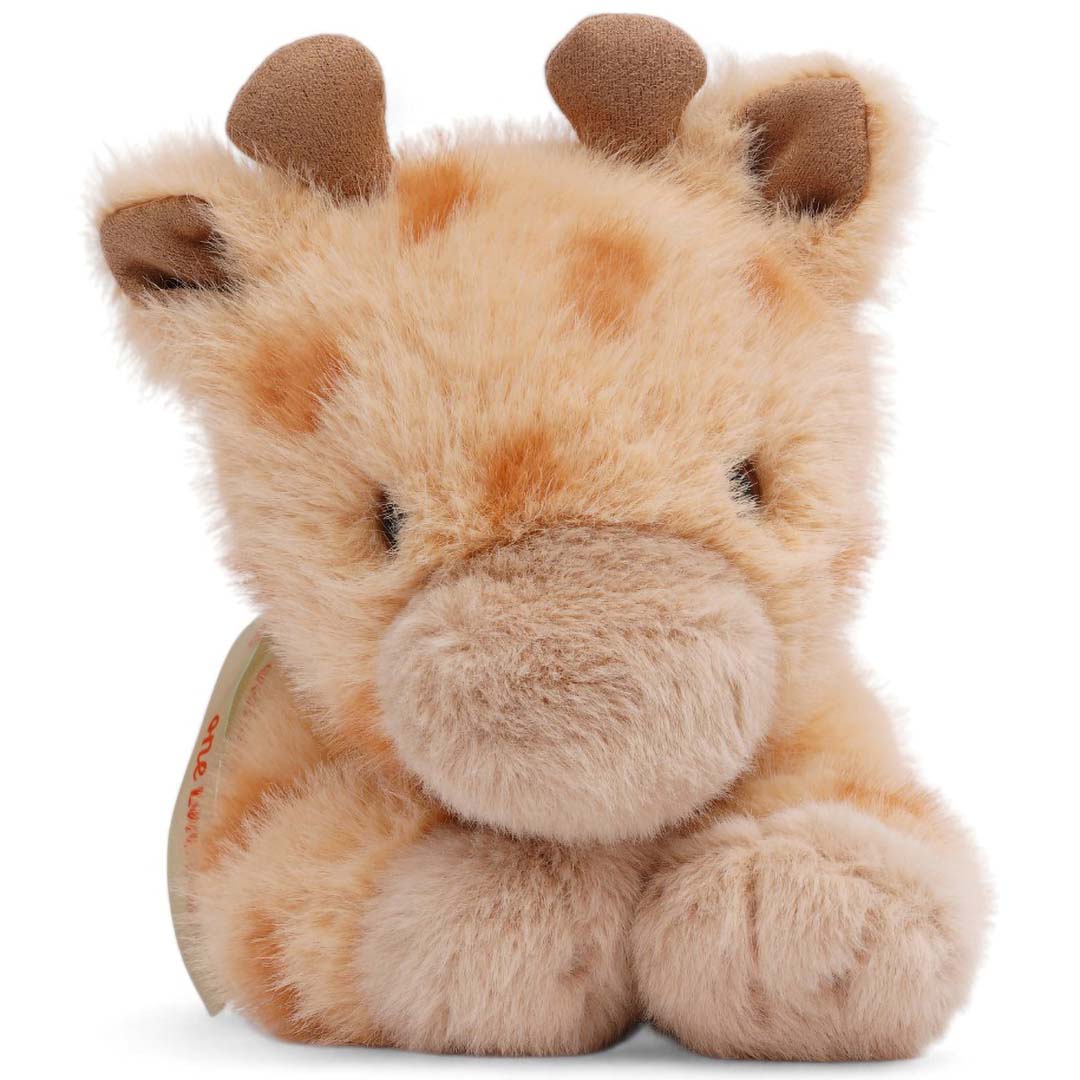 one love pluchen verzwaarde knuffel giraf Willow zit van voren met een productlabel.