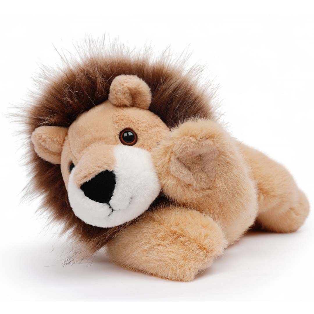 One Love pluchen leeuw Leonard knuffel ligt op zijn buik met een poot omhoog, schuin van voren gezien.