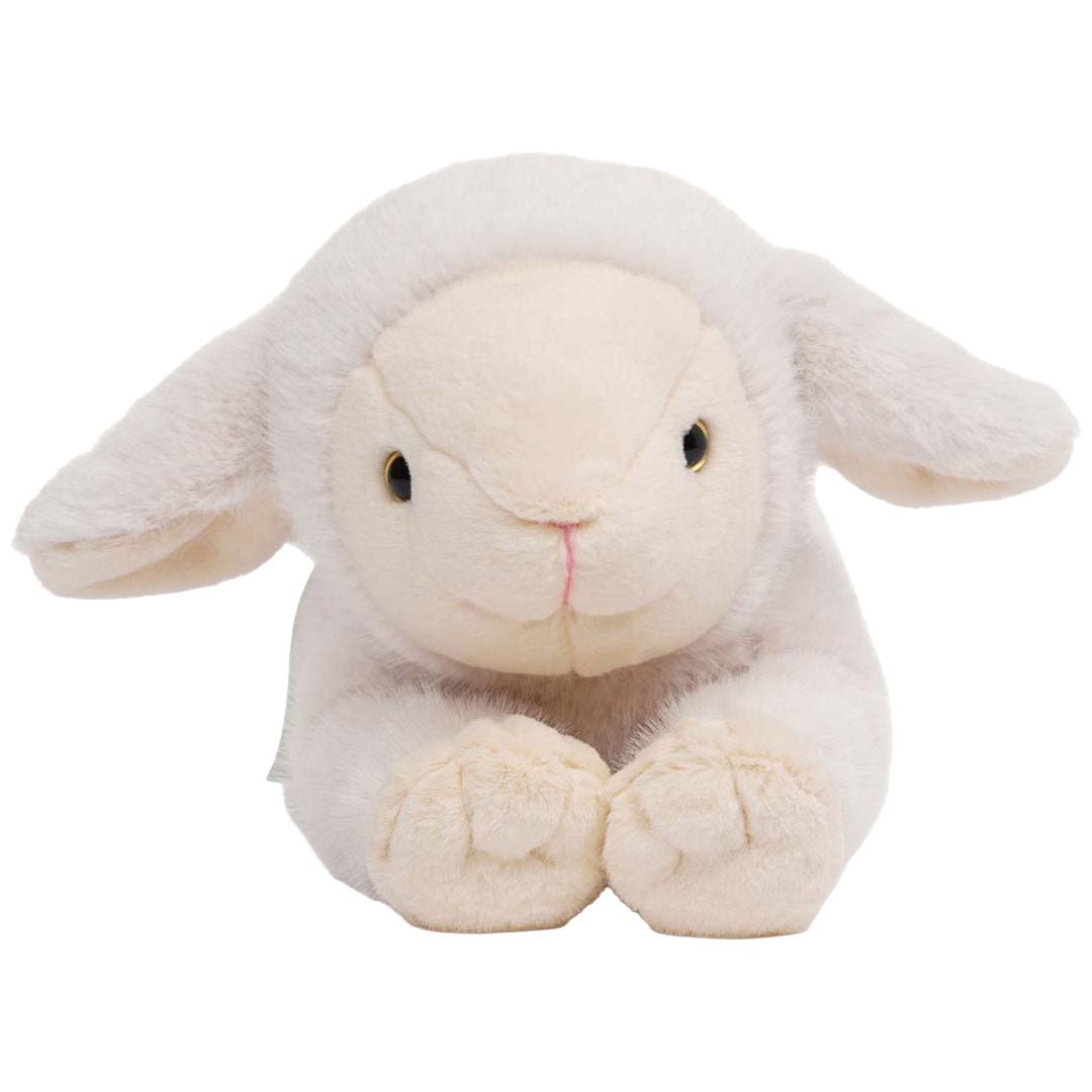 Verzwaarde knuffel schaap Daisy, liggend op zijn buik en recht van voren gefotografeerd.