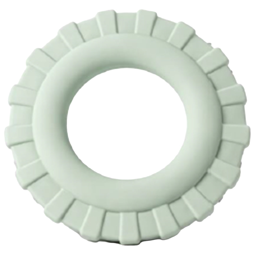 De achterkant van de little l siliconen rammelaar, een effen groene ring met een geribbelde rand.