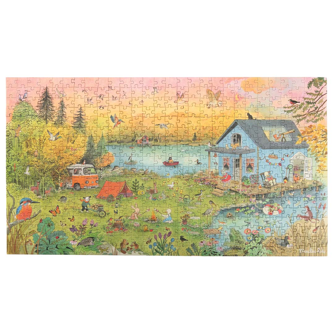 De complete Moulin Roty legpuzzel van 500 stukjes met een gedetailleerd landschap van dieren die kamperen en wonen bij een meer.