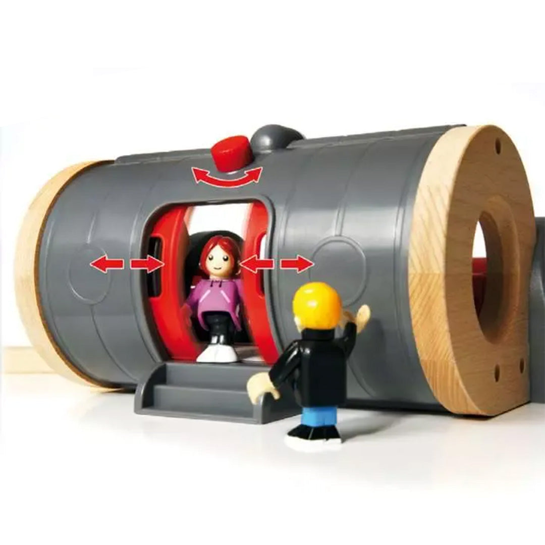 Brio houten speelgoedtunnel met twee figuren en schuifdeuren.