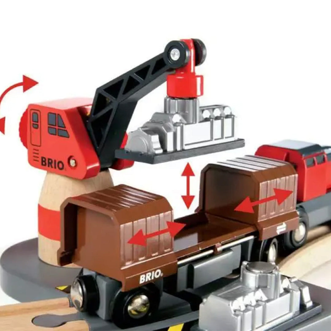 Brio houten speelgoedkraan tilt een lading van een treinwagon.