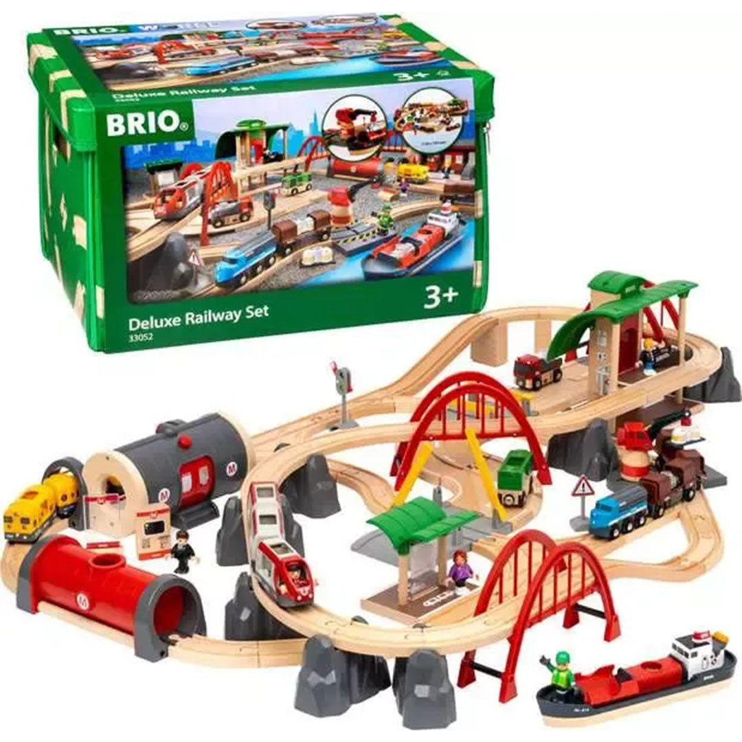 De Brio houten treinbaan deluxe set naast de groene verpakking.