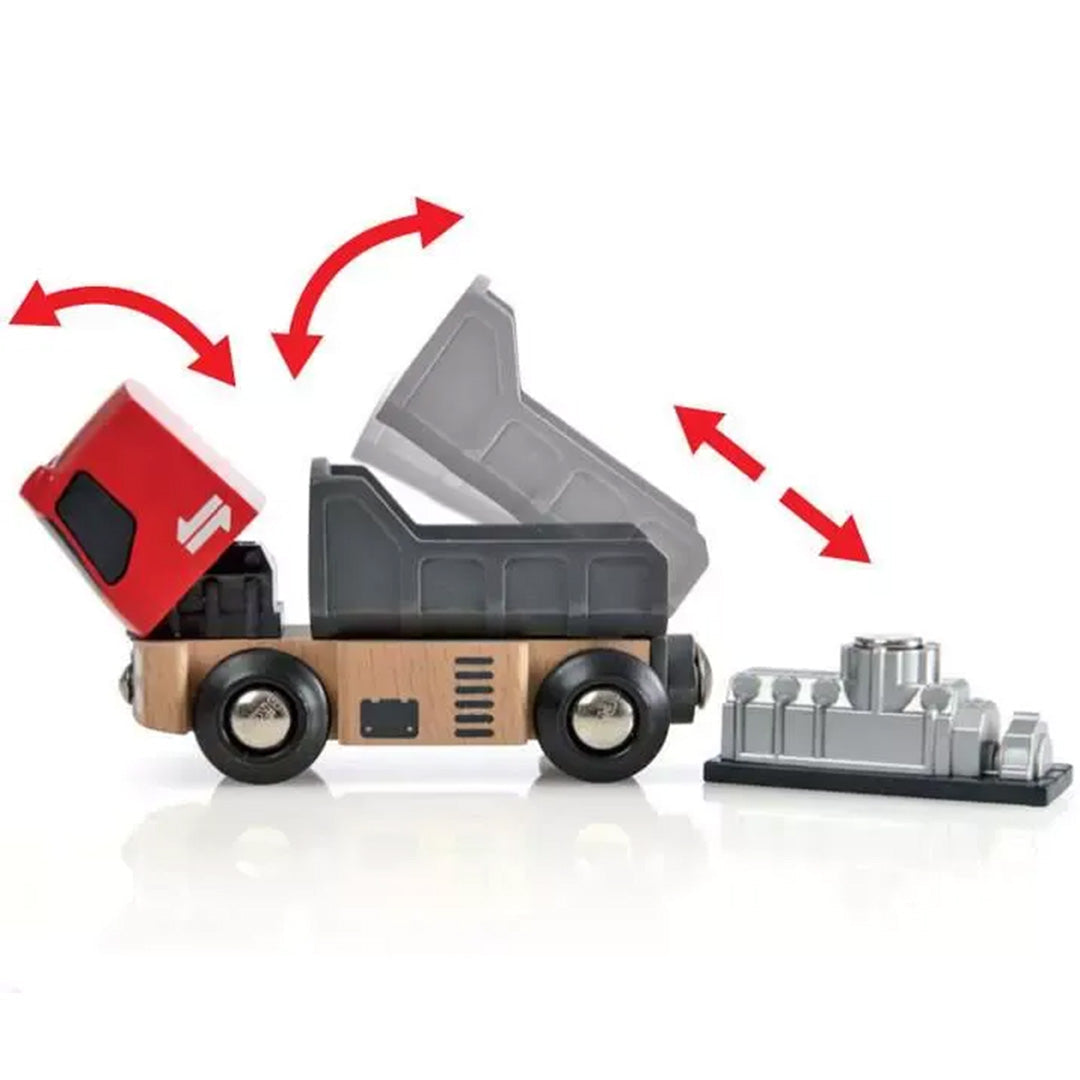 Brio houten kiepwagen met kantelbare laadbak en een lading.