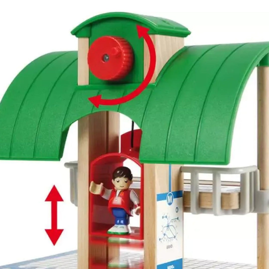 Brio houten speelgoedstation met een figuur in een lift.