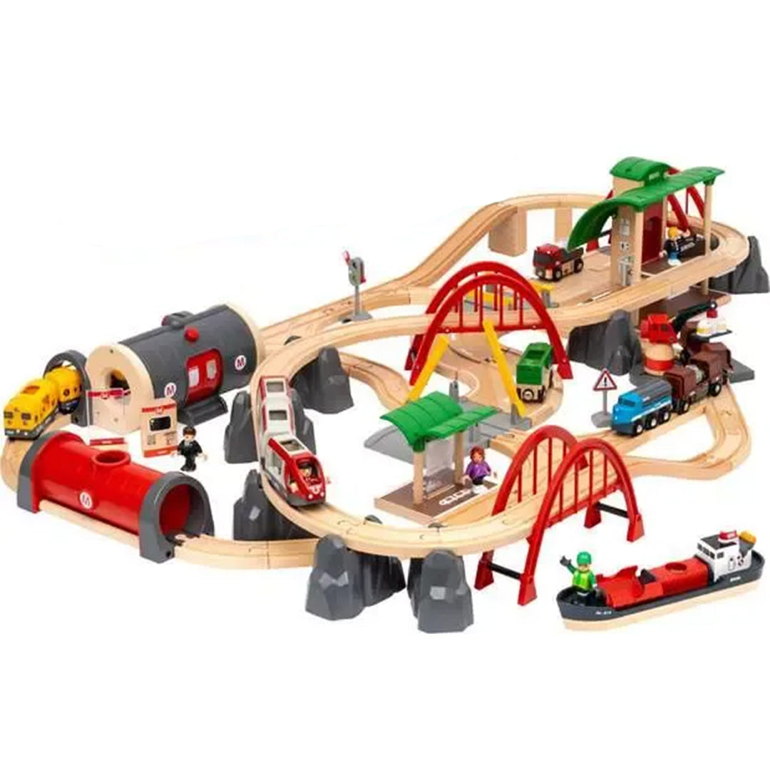 Grote Brio houten treinbaan deluxe set met treinen, bruggen, tunnels en een boot.