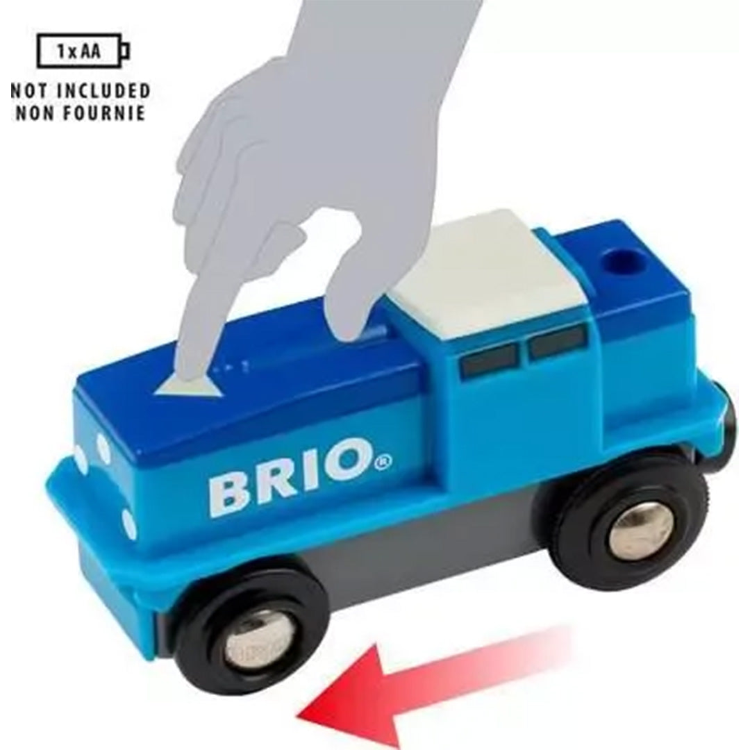 Brio blauwe speelgoed goederentrein motor met een hand die de startknop indrukt en een pijl voor de rijrichting.