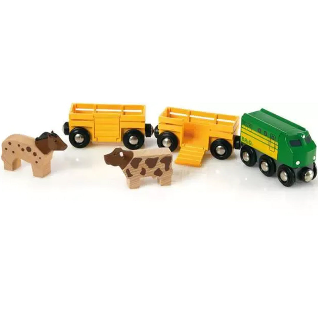 Brio houten speelgoedtrein met groene locomotief, twee gele wagons en twee boerderijdieren op een witte achtergrond.