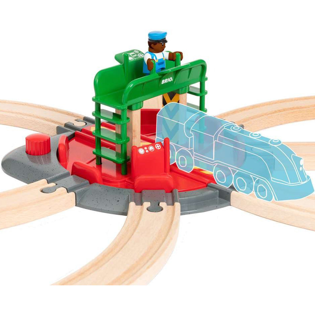 Brio draaiplatform voor speelgoedtreinen met houten rails en een transparante trein.