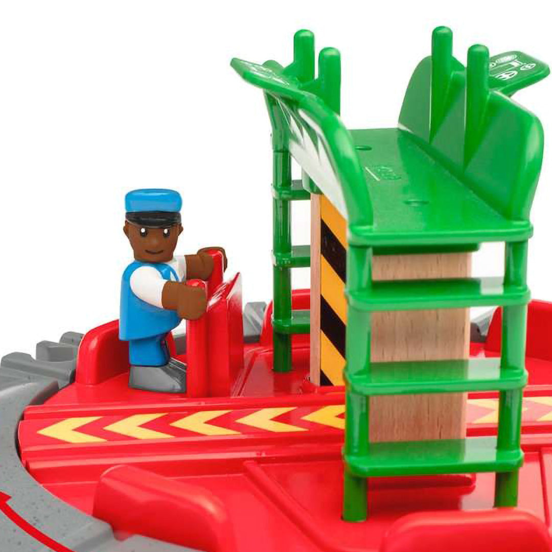 Detail van het Brio draaiplatform met de conducteurfiguur die aan de hendel draait.