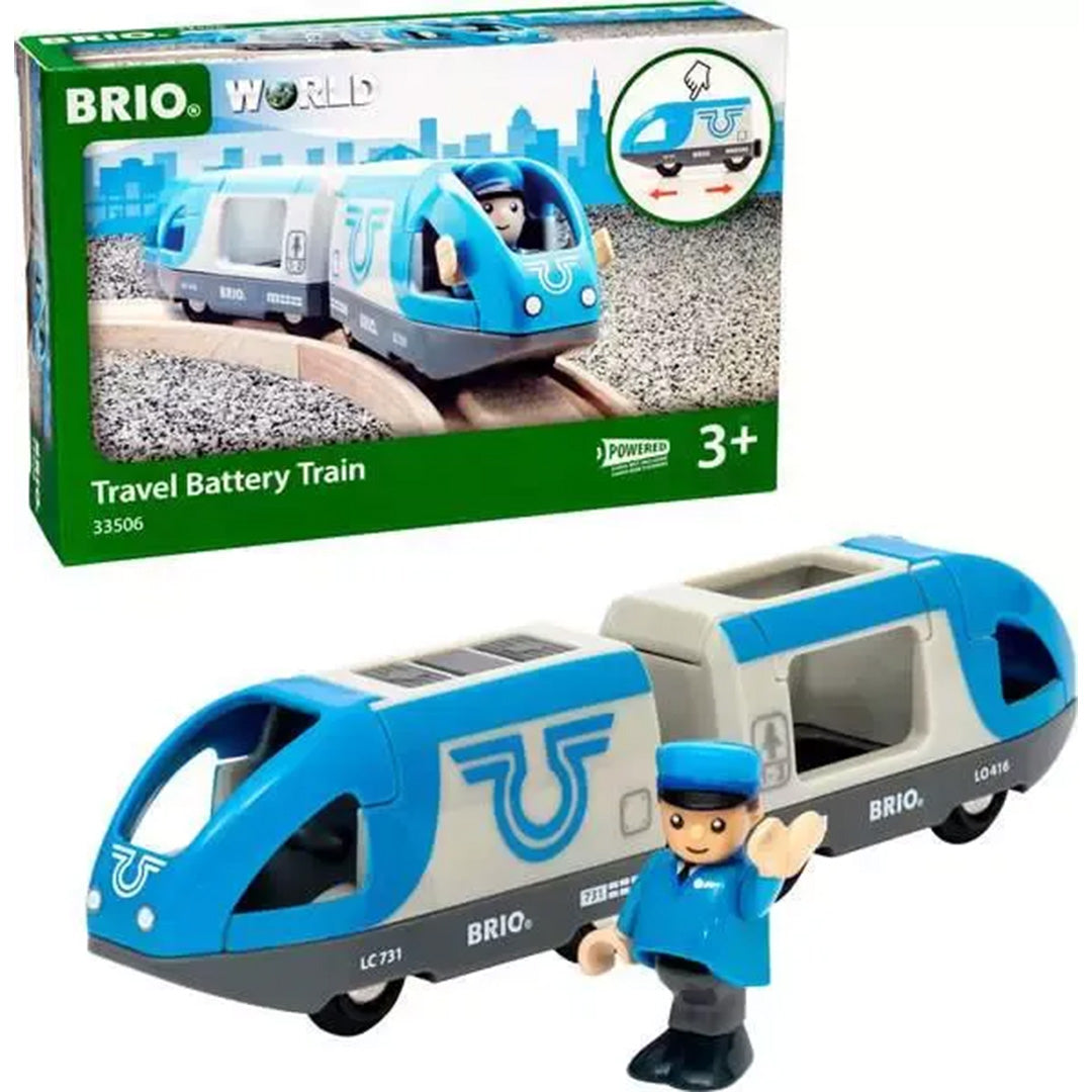 Brio passagierstrein speelgoed met conducteurfiguur naast de productverpakking met afbeelding van de trein op rails.