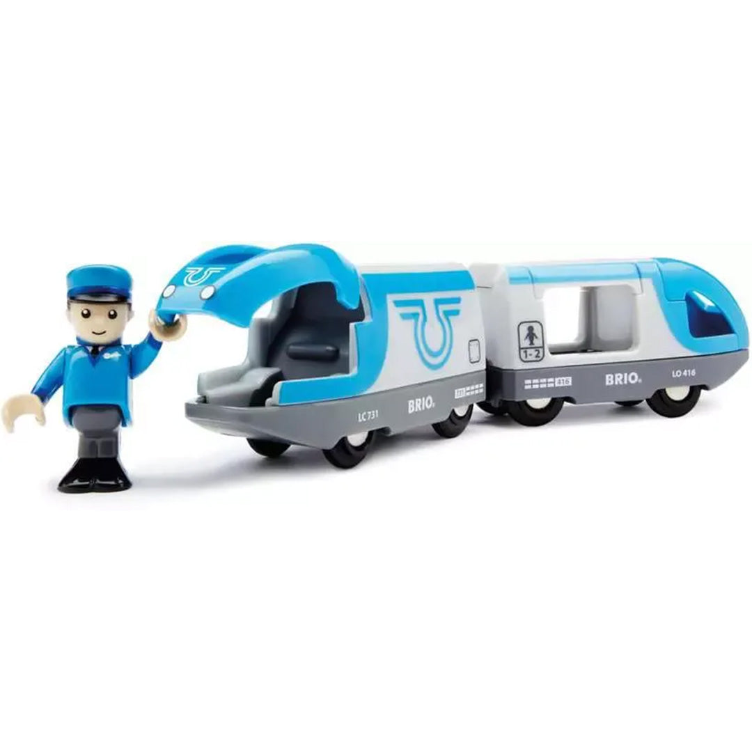 Brio passagierstrein speelgoed met twee blauw-witte wagons en een conducteurfiguur.