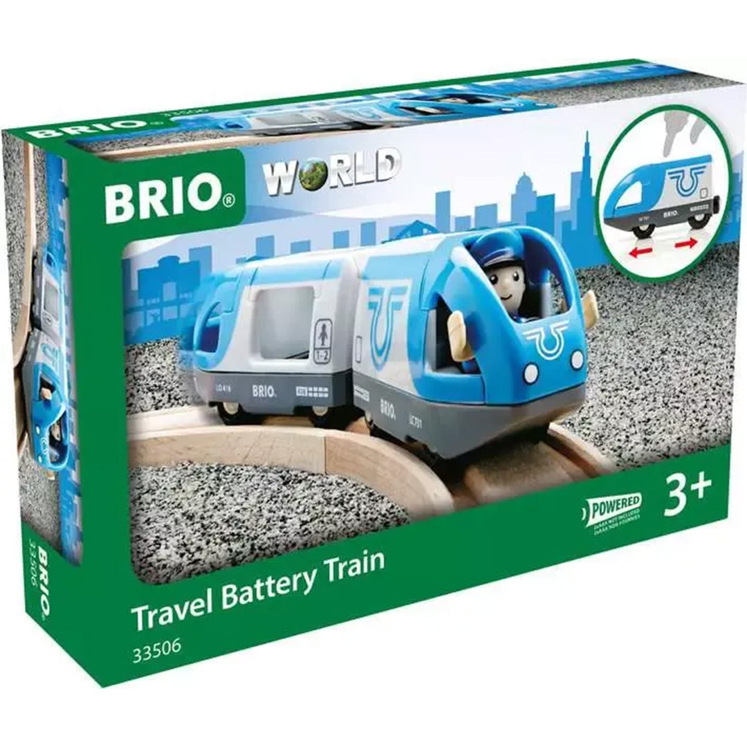 Verpakking van de Brio Travel Battery Train speelgoedtrein, met een afbeelding van de blauw-witte trein op houten rails.
