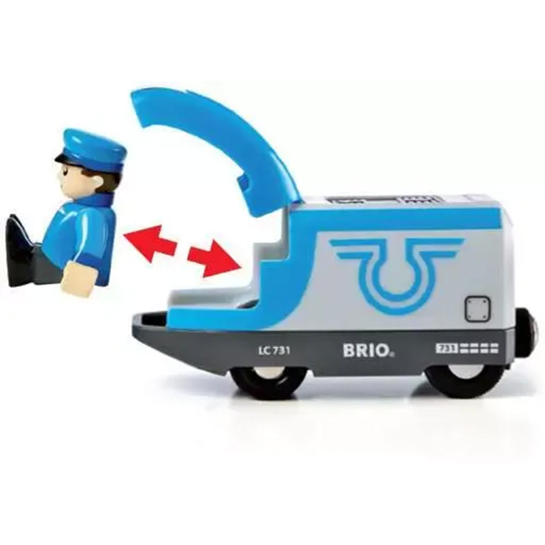 Detail van de Brio passagierstrein met open dak en een conducteurfiguur die uit de blauw-witte wagon schuift.