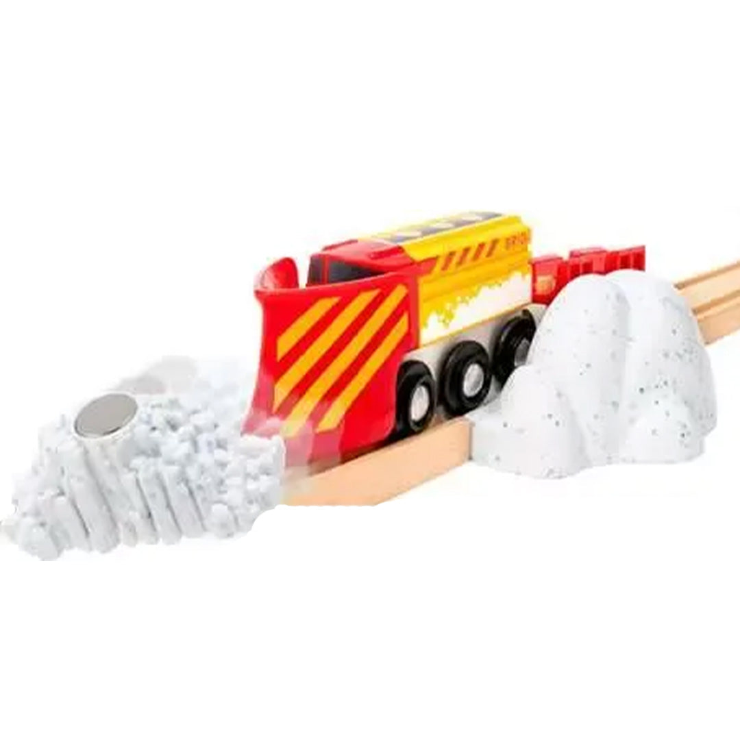 Brio houten sneeuwschuivertrein op houten rails die door twee witte sneeuwbergen rijdt.