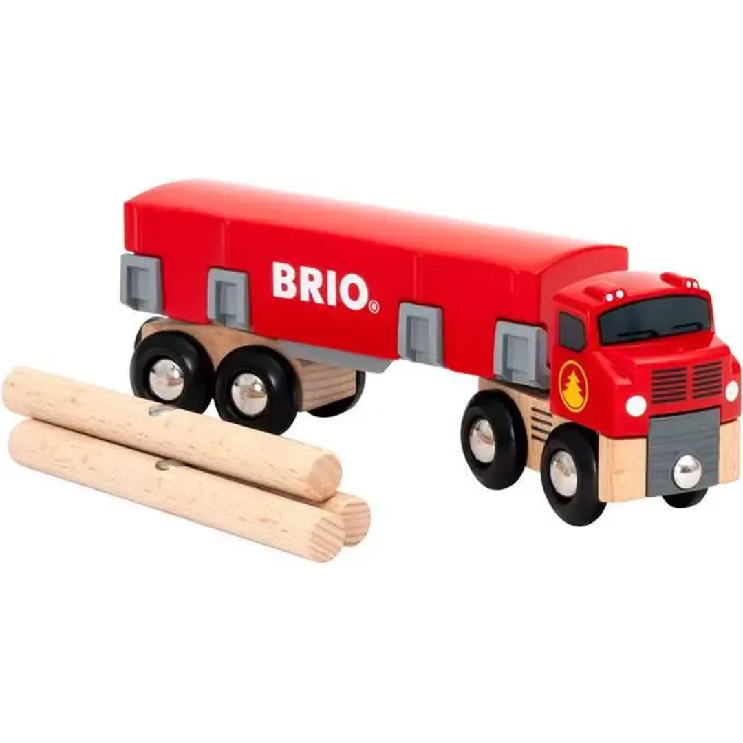 Brio houten speelgoedvrachtwagen met rode gesloten oplegger en drie losse houten boomstammen.