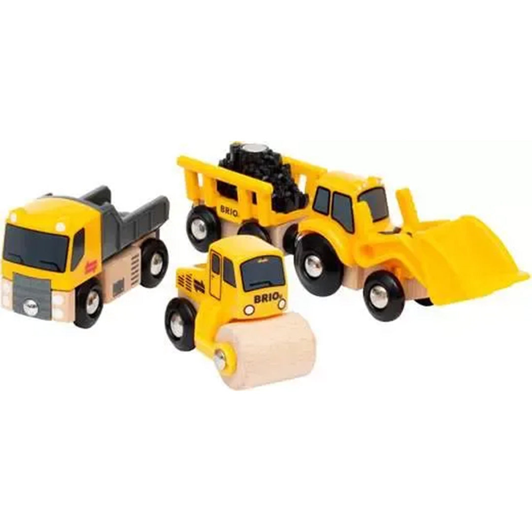 Drie Brio houten bouwvoertuigen, waaronder een kiepwagen, wals en shovel, op een witte achtergrond.