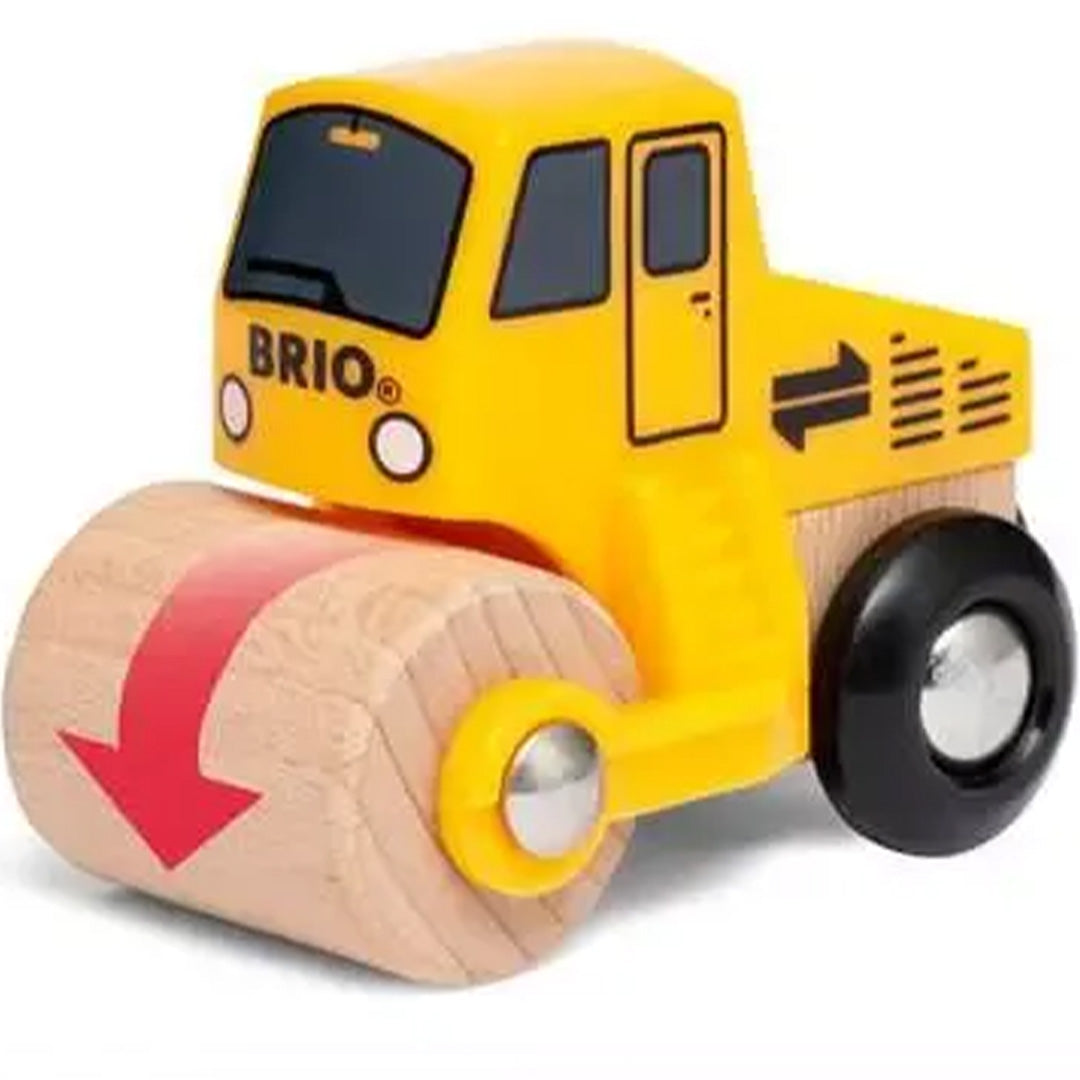 Een Brio houten wals met een grote houten rol aan de voorkant, met een rode pijl die de rolbeweging aangeeft.