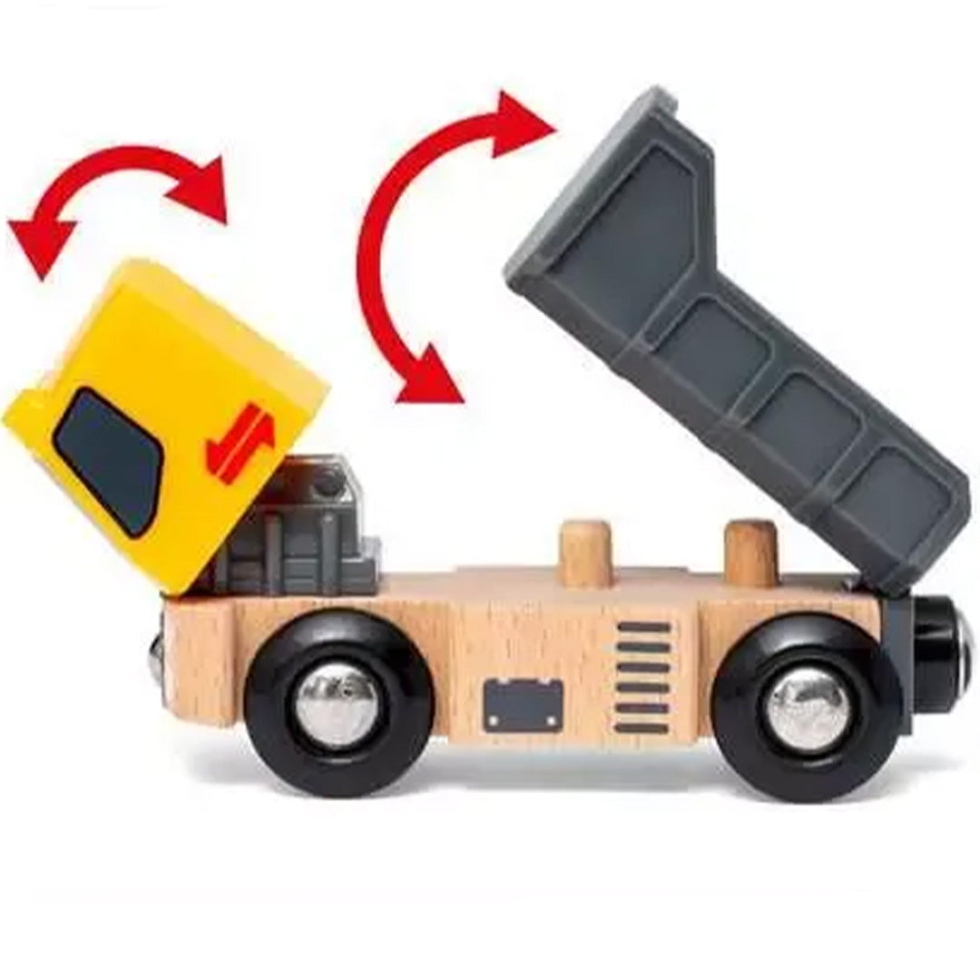 Een Brio houten kiepwagen van de zijkant, met rode pijlen die de kantelbeweging van de cabine en de laadbak demonstreren.