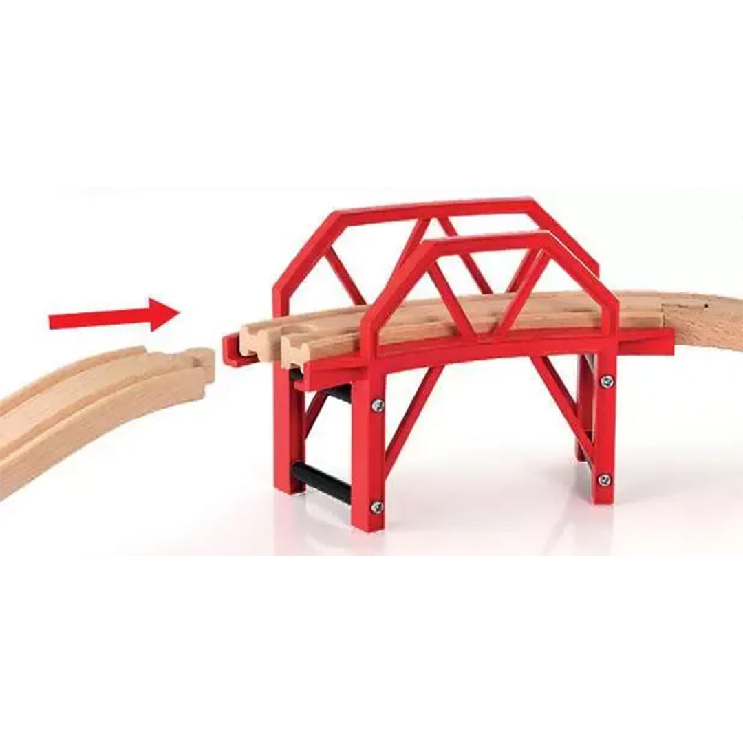 Detail van de Brio houten spoorbrug met rode constructie en een houten rail die eraan gekoppeld kan worden.