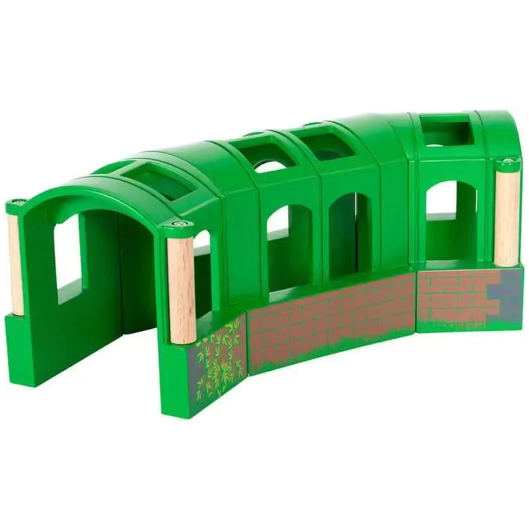 Brio flexibele tunnel voor speelgoedtreinen, groen met baksteen- en bladerpatronen, deels uitgeschoven.