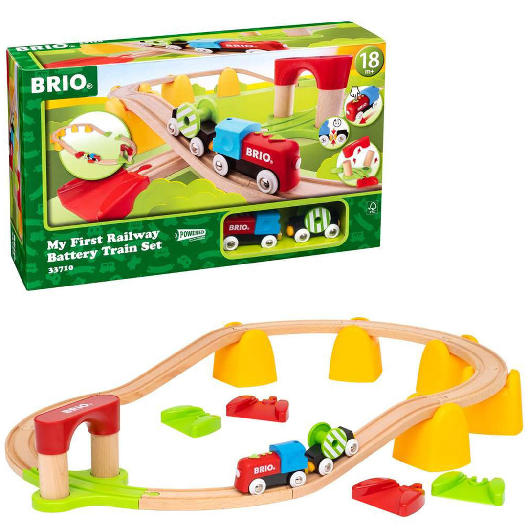 De verpakking en de complete Brio houten treinbaan set met trein en accessoires.