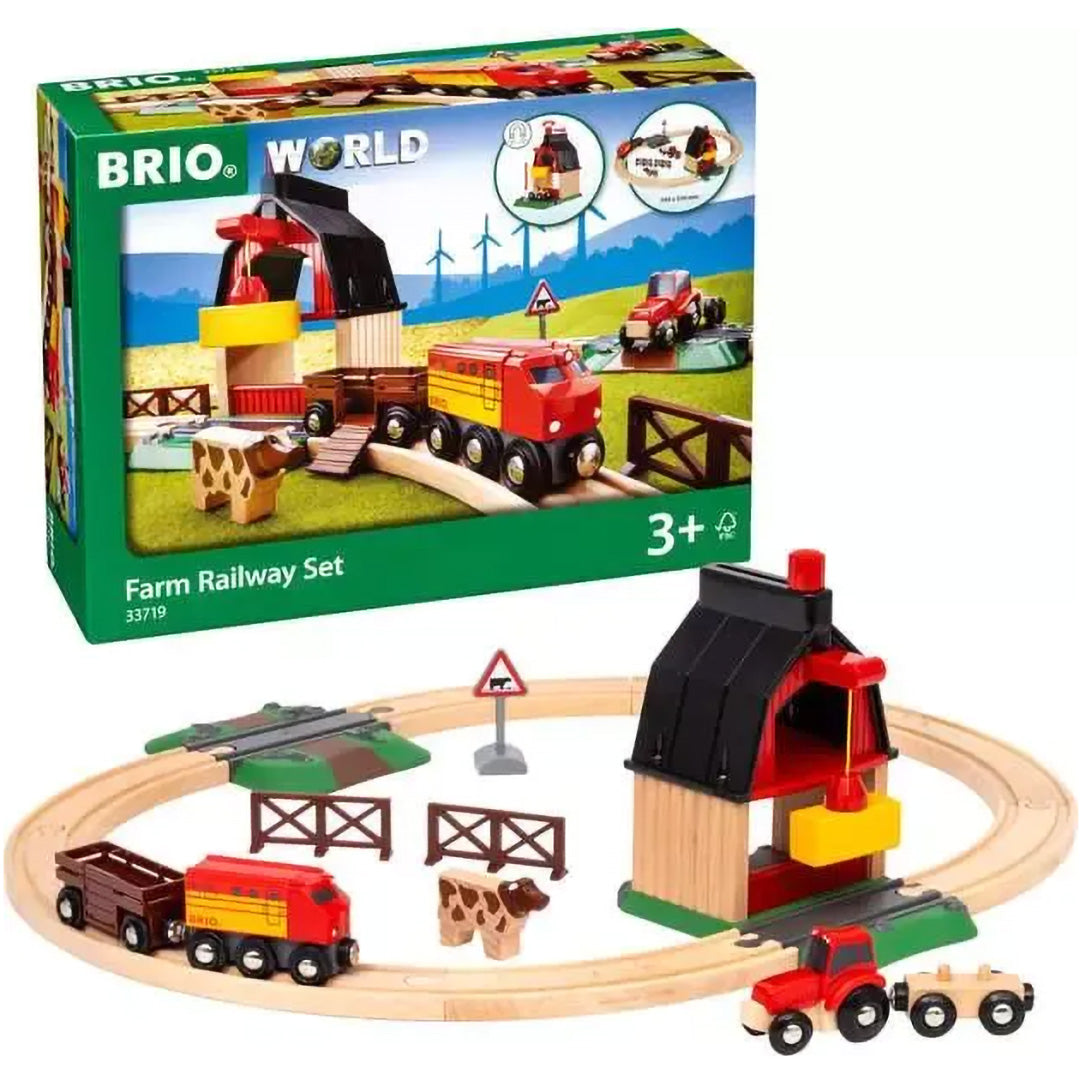 De Brio Farm Railway Set met de verpakking en alle onderdelen van de houten treinbaan, inclusief trein, tractor en schuur.