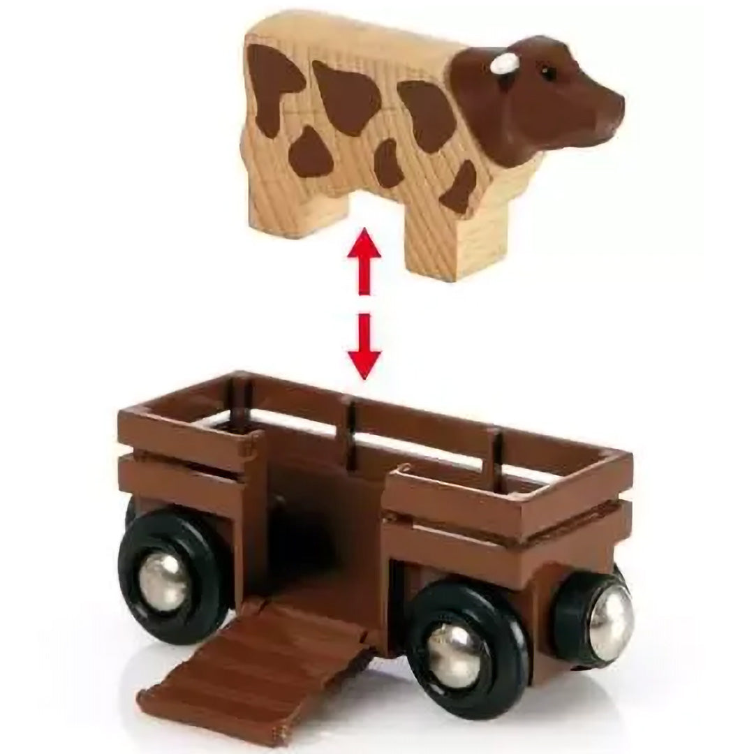 Detail van een Brio houten koe en een wagon met uitklapbare laadklep voor het vervoeren van dieren.