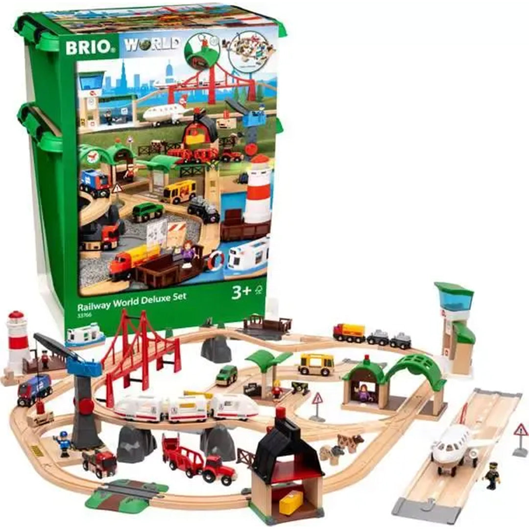 De Brio Railway World Deluxe Set verpakking staat achter de uitgestalde houten treinwereld speelset.