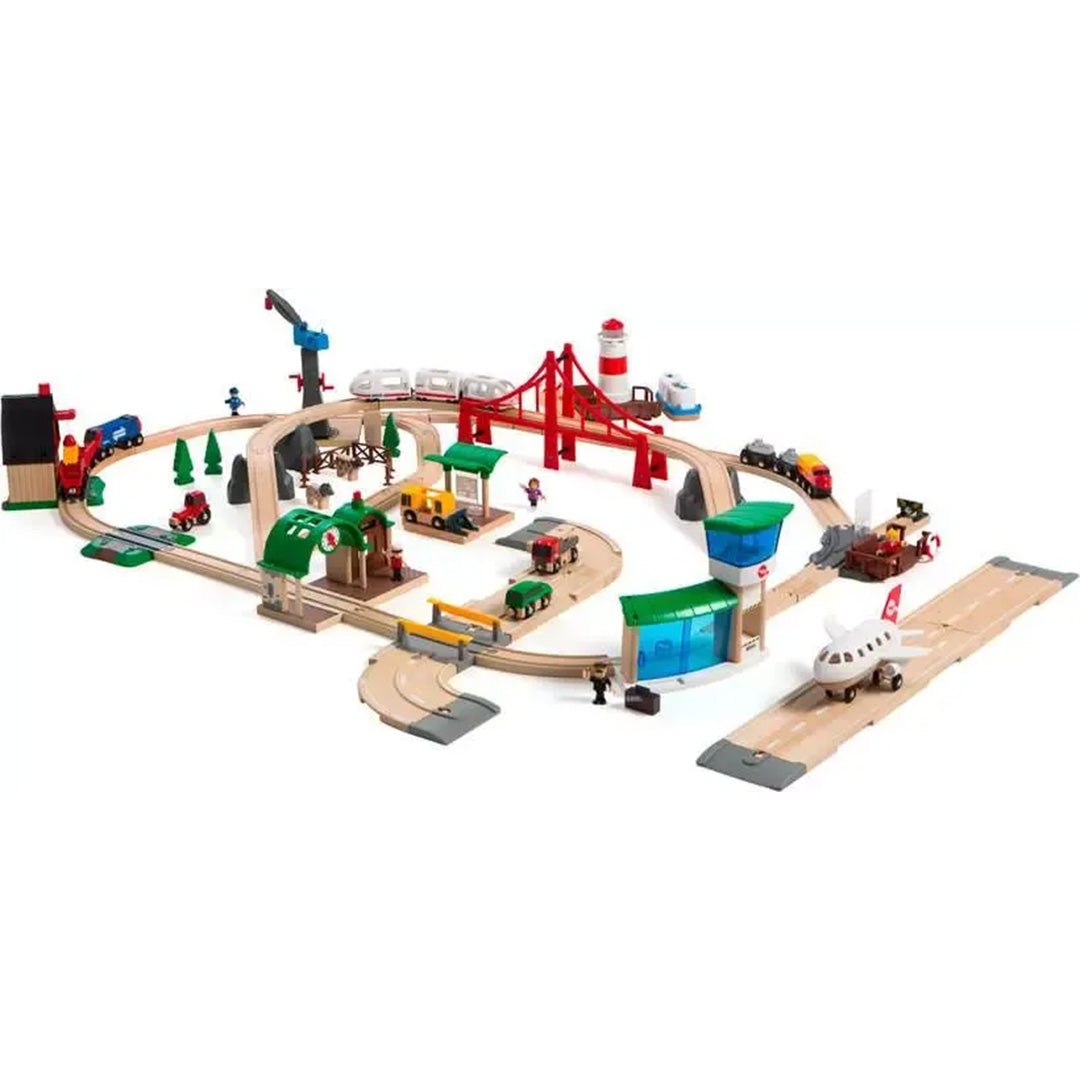 Brio houten treinwereld deluxe set met sporen, treinen, voertuigen, gebouwen en een vliegveld.