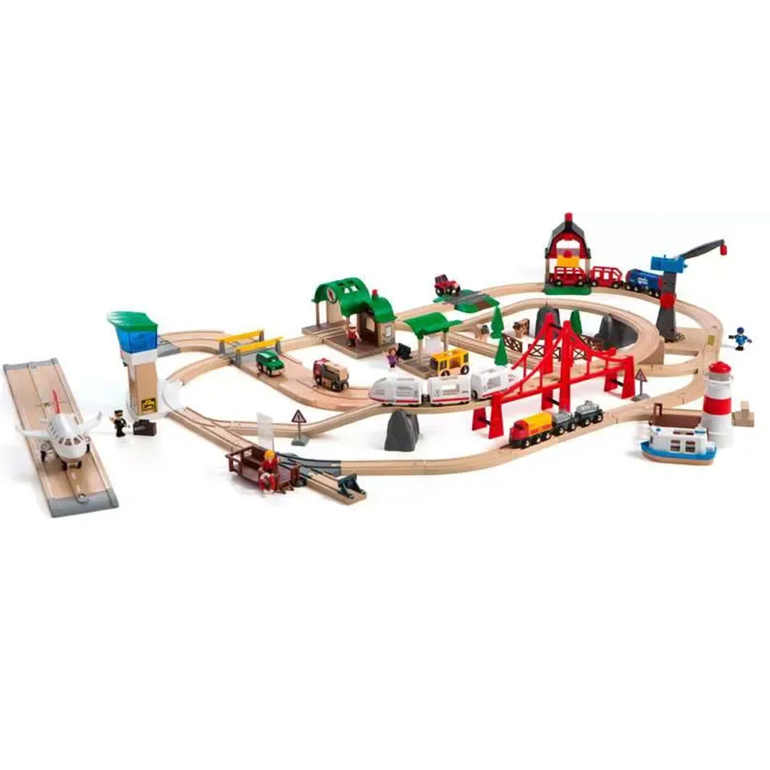 Brio houten treinwereld deluxe set met een uitgebreid spoornetwerk, voertuigen en diverse gebouwen.