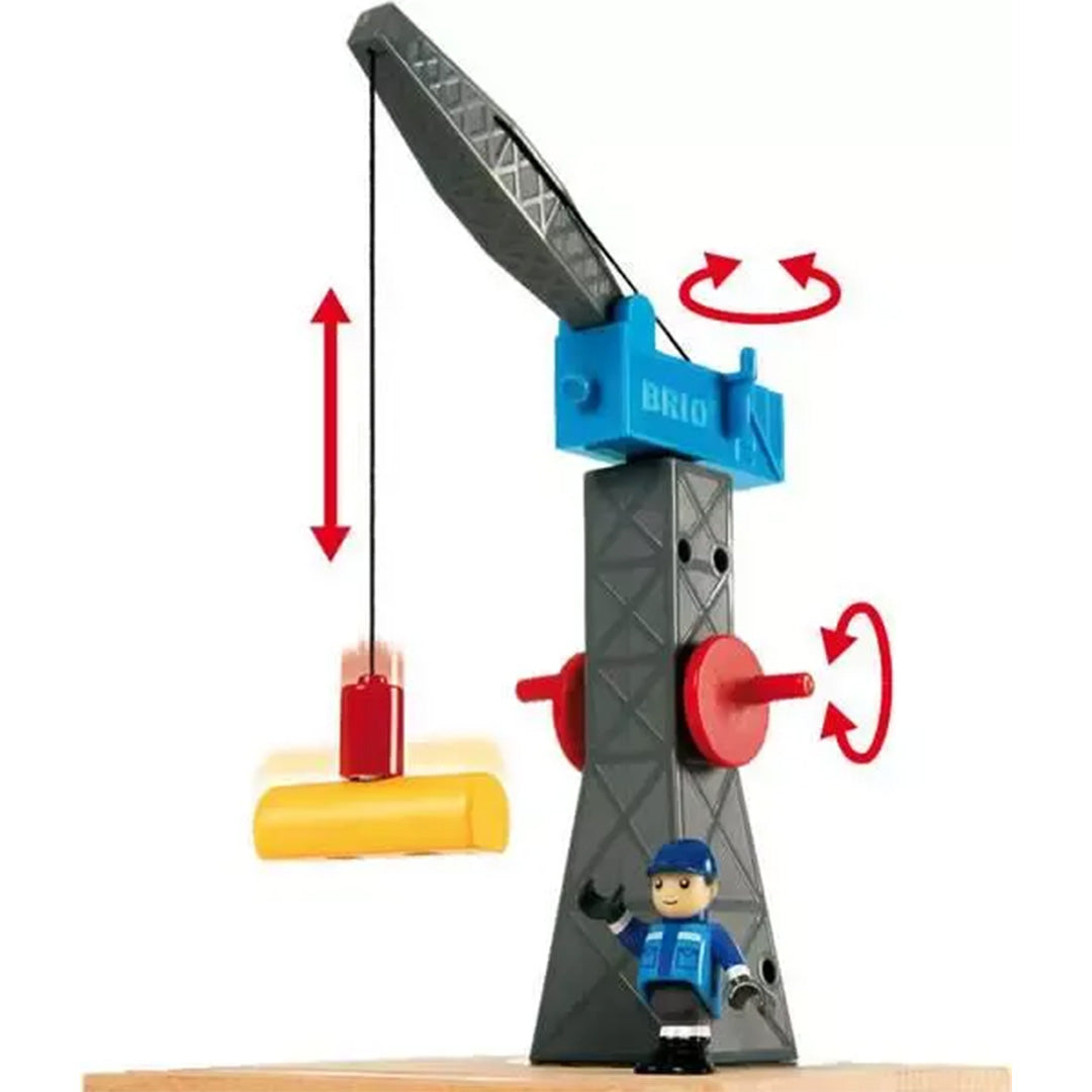 Brio speelgoedkraan met een gele lading en een speelfiguur, met pijlen die de bewegingsmogelijkheden aangeven.
