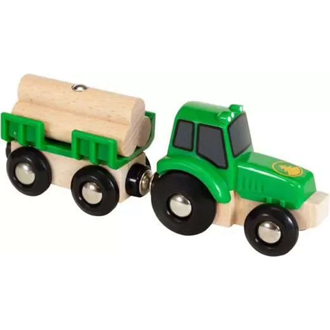 Brio houten speelgoedtractor met groene aanhanger en boomstammen.