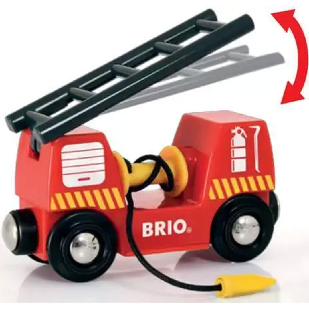 Brio rood brandweer speelgoedvoertuig met een zwenkbare ladder en een oprolbare slang.