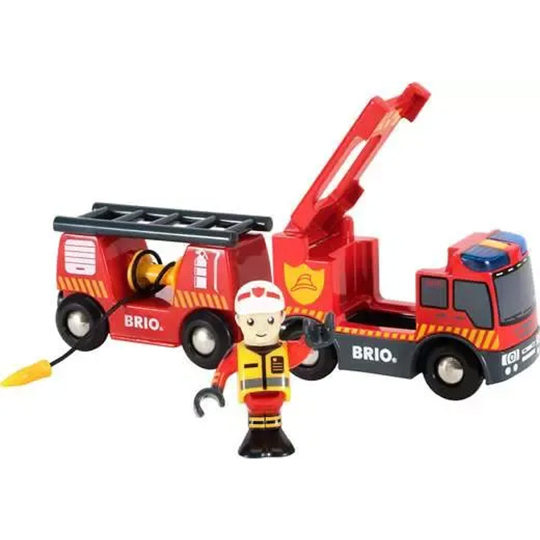 Brio brandweer speelgoedset met twee rode brandweerwagens en een brandweerman figuur.