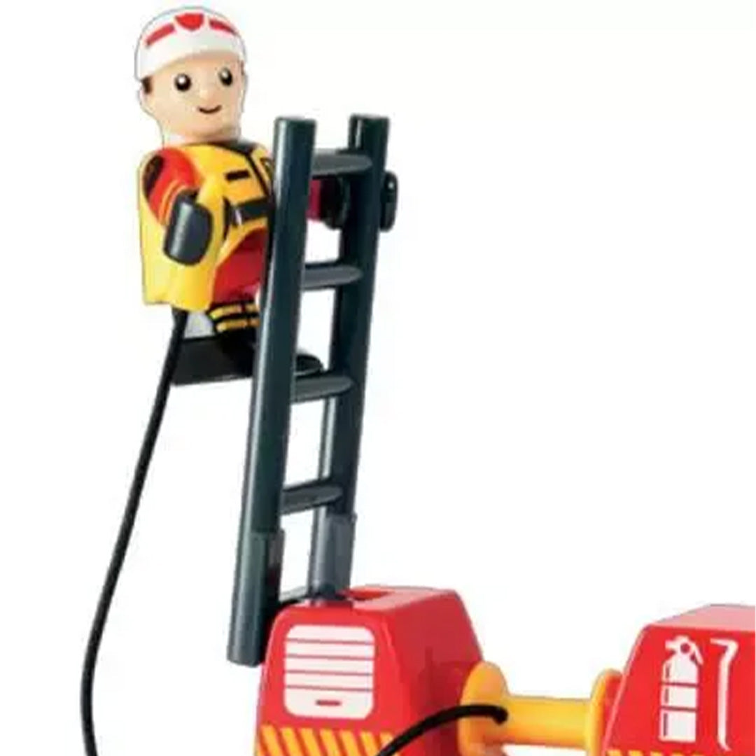 Detail van een brandweerman figuur op de ladder van een rood brandweer speelgoedvoertuig.