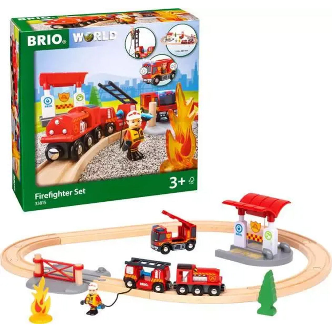 De verpakking van de Brio World Firefighter Set met de brandweer treinbaan en accessoires ernaast.