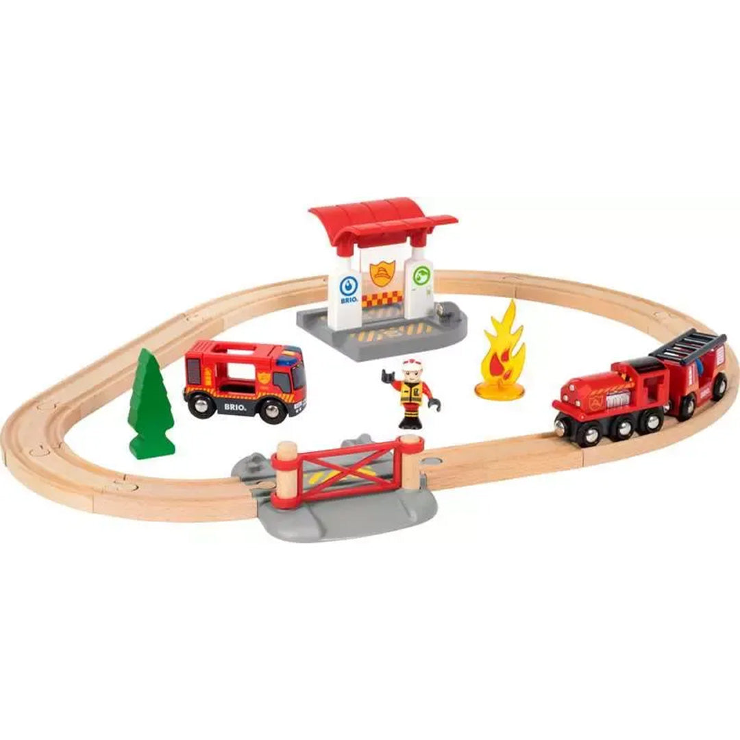 Brio houten treinbaan brandweer set met rode brandweertrein, brandweerwagen, brandweerstation en een brandweerman.