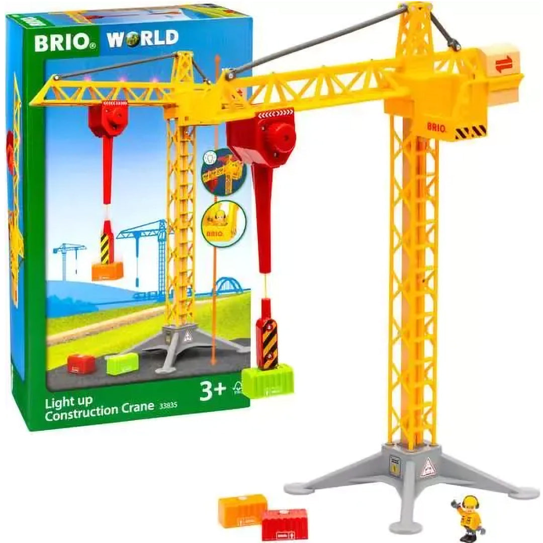 De Brio bouwkraan speelgoed naast de productverpakking.