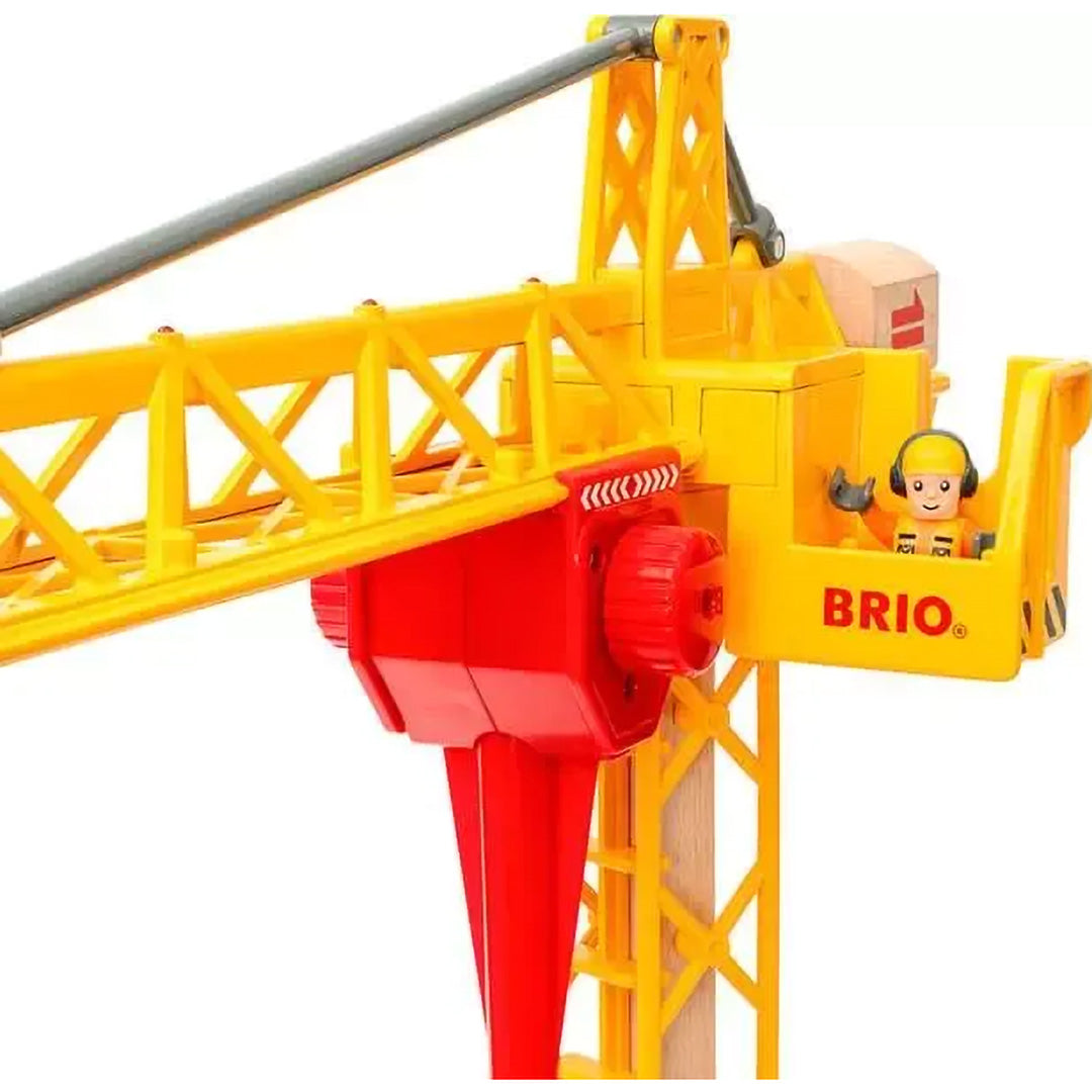 Close-up van de cabine van de Brio bouwkraan met een speelfiguur en het Brio logo.