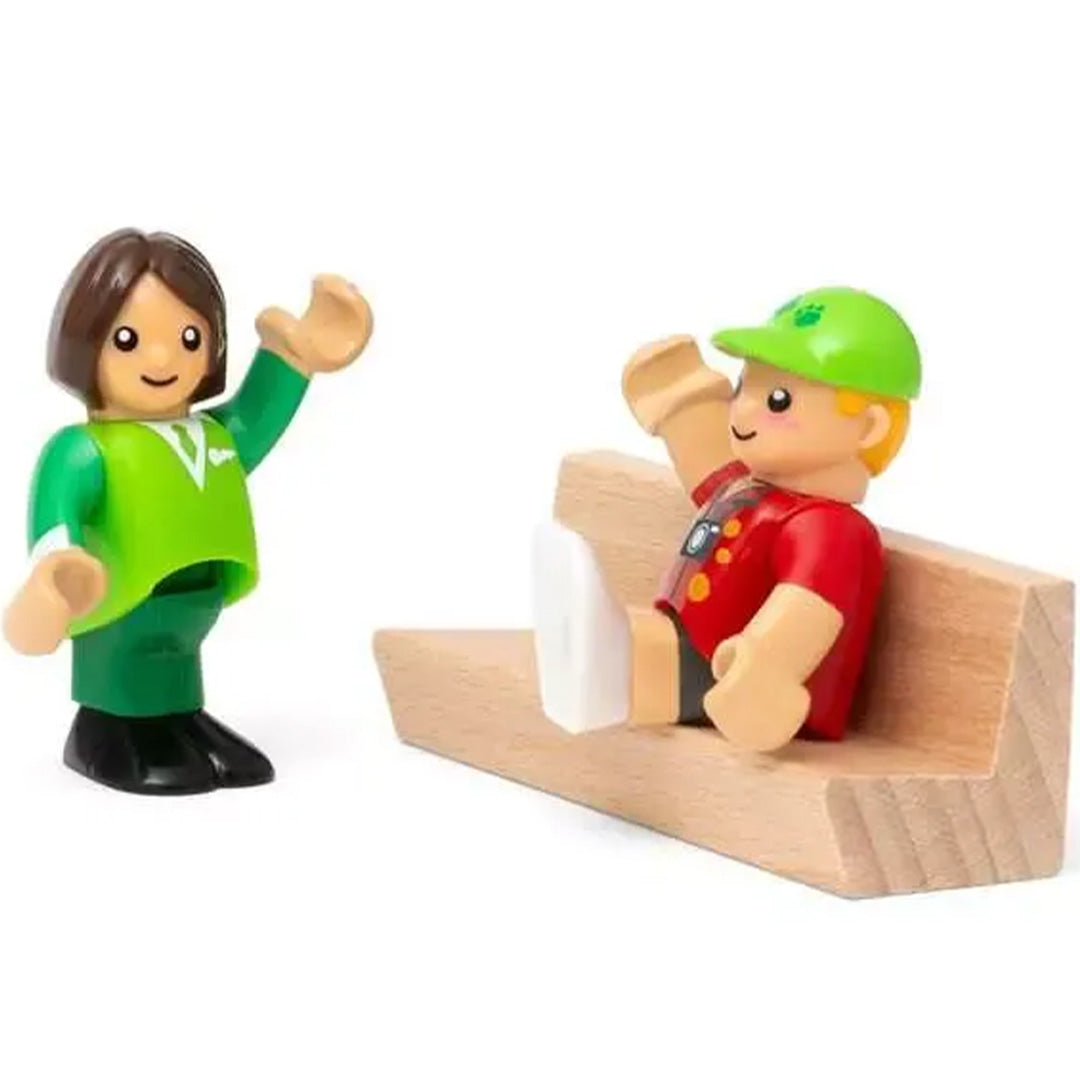Twee Brio speelfiguren, één staand en één zittend op een houten bankje.
