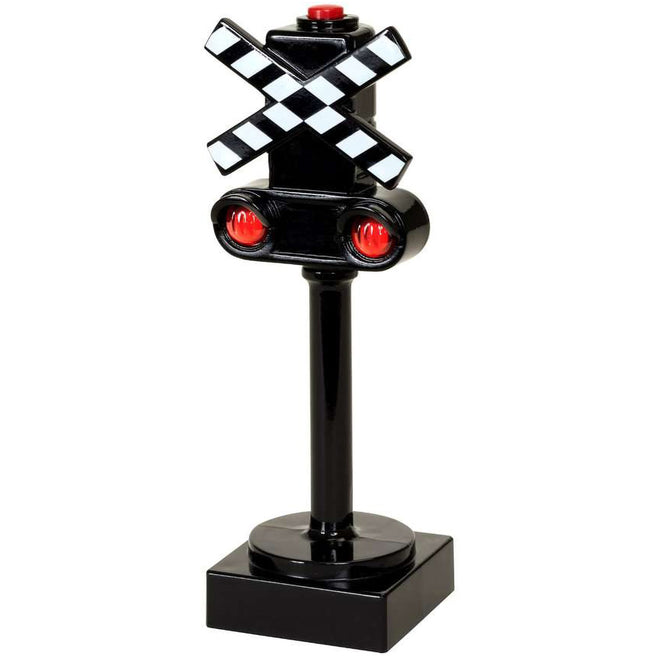 Brio speelgoedtreinen accessoire van een spoorwegovergang met rood knipperlicht en zwart-wit kruis.