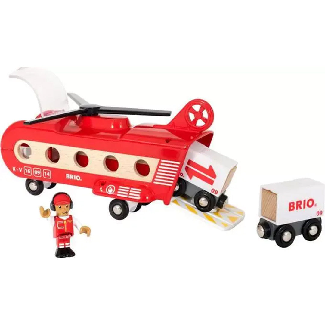 Brio houten speelgoedhelikopter met een figuur en twee vrachtcontainers, waarvan één wordt geladen.
