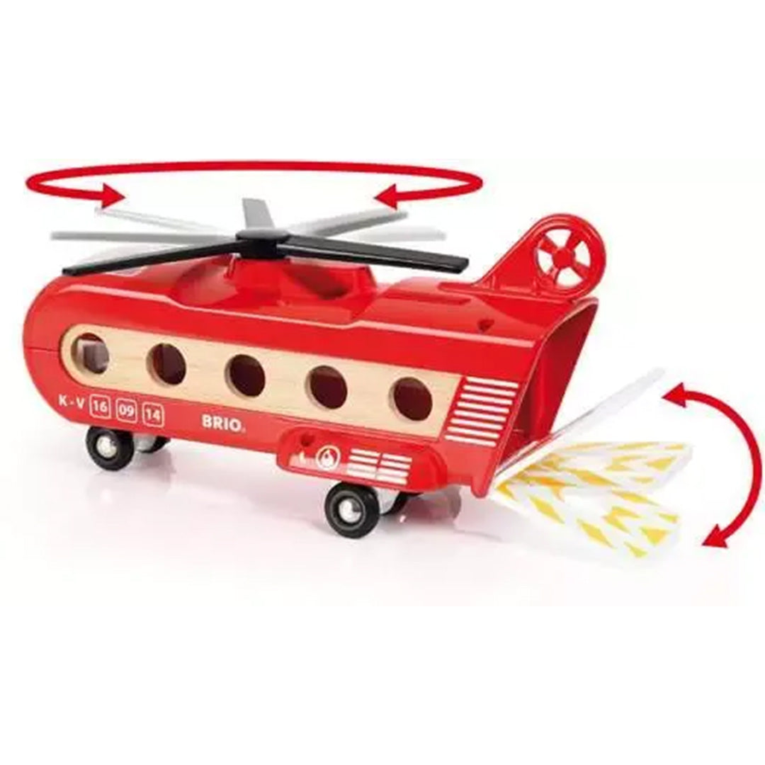 Detail van de Brio speelgoedhelikopter met rode pijlen die de draaiende hoofd- en staartrotors aangeven.