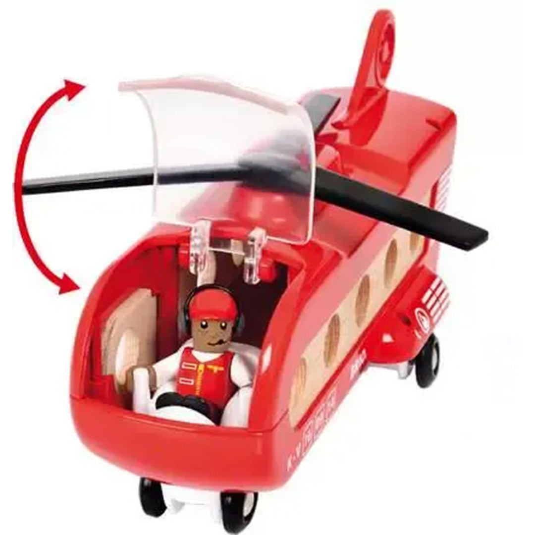 Detail van de Brio speelgoedhelikopter met open cockpit en een pilootfiguur erin.