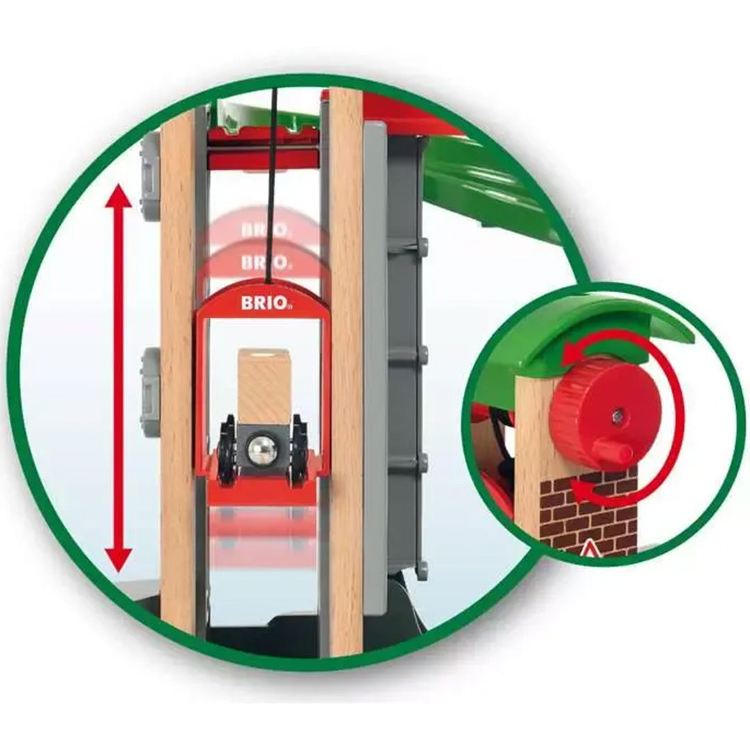Infographic van de Brio treinbaan die de liftfunctie van de toren met een draaiknop en een bewegende lift toont.